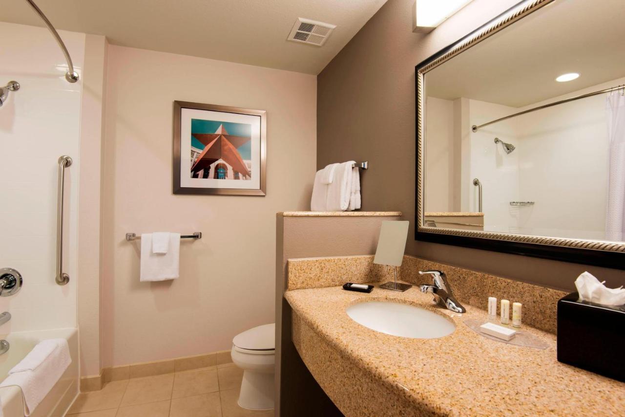 Courtyard By Marriott San Antonio North Stone Oak At Legacy Hotel Exterior foto
