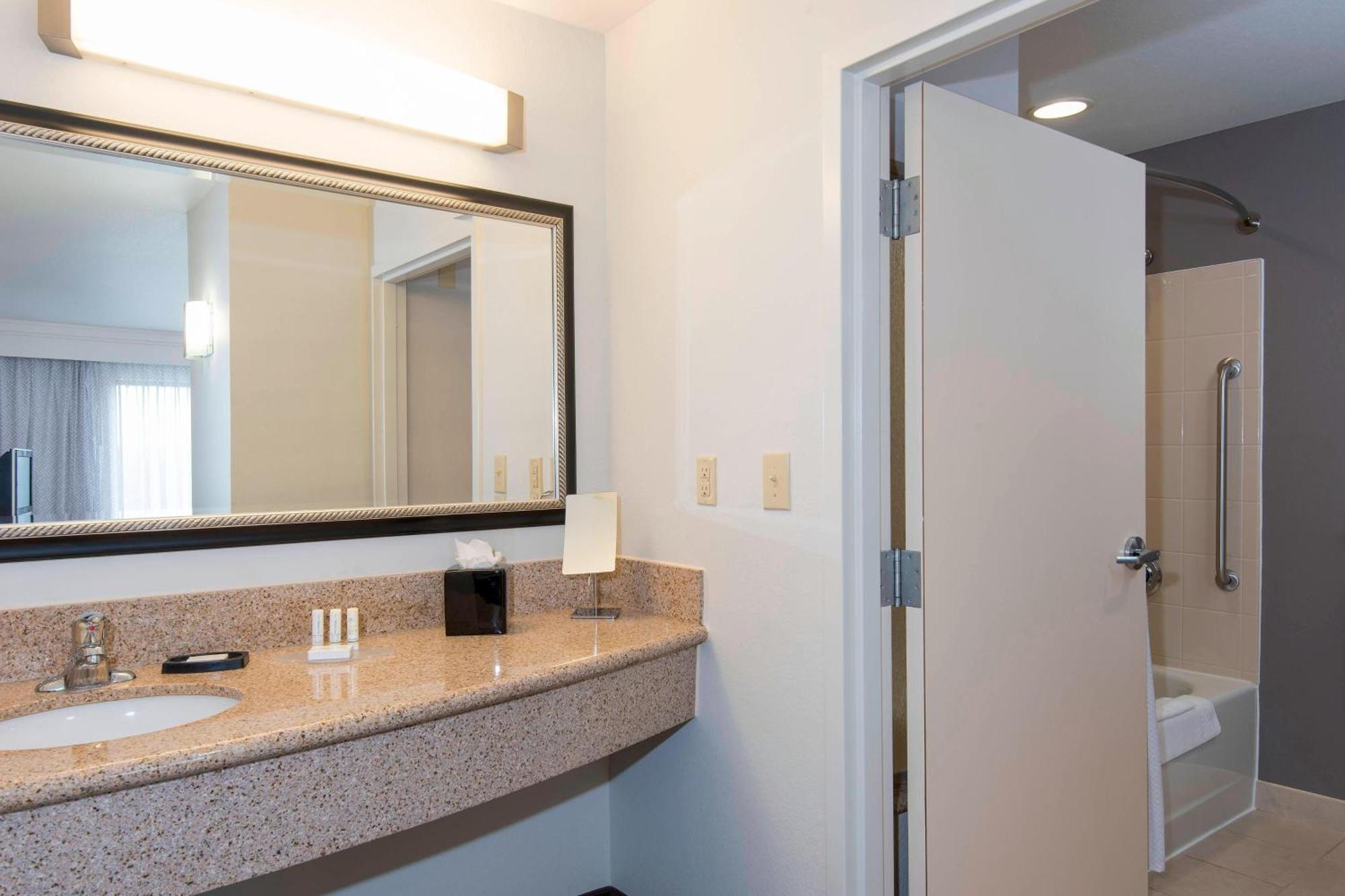 Courtyard By Marriott San Antonio North Stone Oak At Legacy Hotel Exterior foto